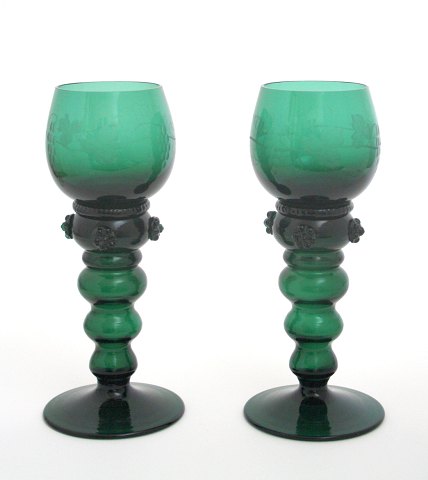 Grønne rømerglas med rosetter, vinranke slibninger og hul stilk