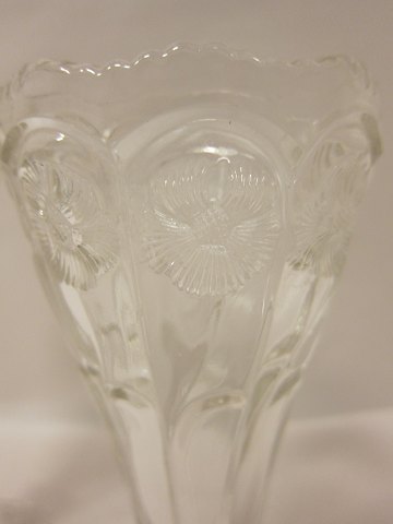 Vaser i presset glas fra ca. 1900
2 stk ens gamle vaser
H: 21cm, Diam. 8cm
Samlet køb af 2 stk: Dkr. 450,-, Køb af 1 stk: Dkr. 250,-