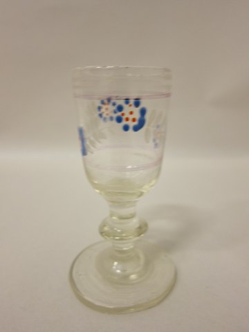 Snapseglas emaljemalet
Emaljemalet snapseglas fra ca. 1880
Bemærk: 2 meget små kanthak under foden og kummen er lidt slidt