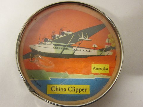 Legetøj "Rystespil"
"China Clipper", Foreign, Amerika
Få de 3 små kugler til alle at falde ned i de 3 småhuller i propellerne
Vi har et godt udvalg af gammelt legetøj
Kontakt os for yderligere information