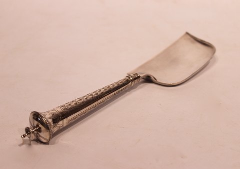 Serverings/fiske spade med rundt håndtag af andet mønster og tretårnet sølv.
5000m2 udstilling.