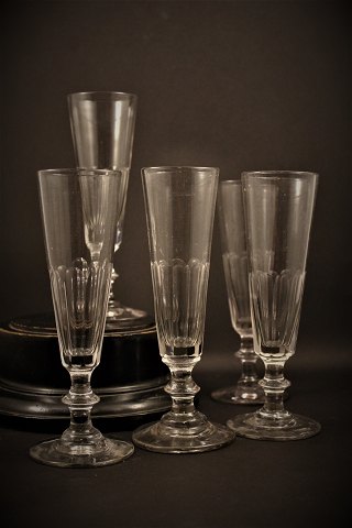 Gamle Franske champagne fløjte med
klassisk slibning.
(1 stk. haves)