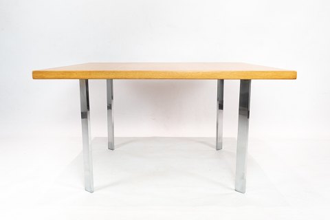 Sofabord i eg og ben i metal af Hans J. Wegner og Andreas Tuck.
