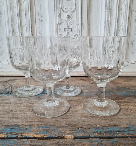 Put on 4 old restaurant porter glasses with olive grinding and grinding measuring unit 0.3L