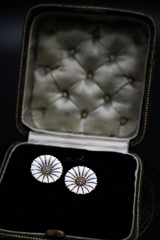 Et par gamle Marguerit / Daisy ørenringe med clips i sterling sølv og hvid 
emalje fra A. Michaelsen..