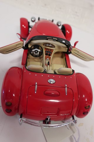 L For samleren:
Modelbil Størrelse 1/18
Panoz Roadster
AC Auto Art