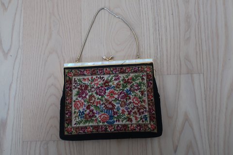 Vintage /retro:Beautiful old handbagMit embroidery (but as far as we judge, not made by hand)Beautiful closing item About 1950