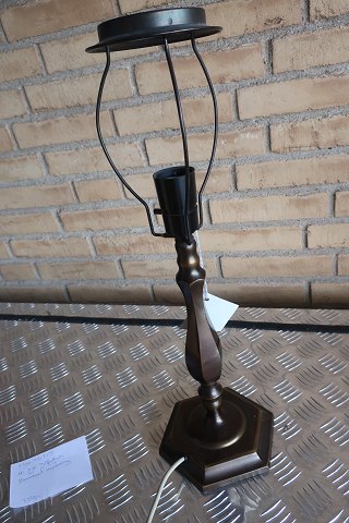 Bordlampe af bruneret messing 
H: med fatning: 35cm
H: uden fatning: 30m
Prisen er inkl. skærmholderen
God stand