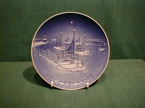 Christmas plates by Bing & ...