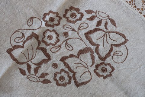 Old table clothWith embroidery in colours - made by handAbout 100cm x 98cmIn a good condition