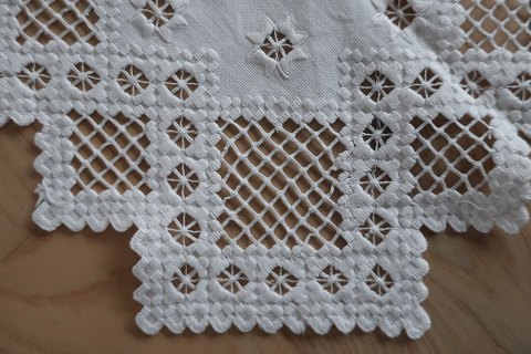 Old table clothWith embroidery in white- made by handAbout 60cm x 58cmIn a good condition