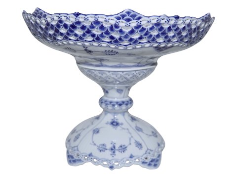 Blue Fluted Full Lace
Large centerpiece with double lace border