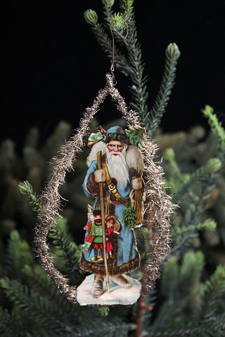 Antikt juletræspynt fra omkring år 1900 i form af julemands glansbillede og 
tinsel...