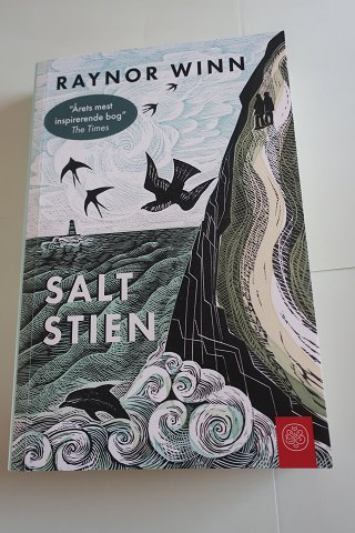 Saltstien
Af Raynor Winn
Dokumentarisk gribende beretning om at rammes af flere ulykker inden for kort 
tid, økonomisk, helbredsmæssit og derfor i afmagt smide deres sidste ejendele i 
rygsækken og går … og går. De begiver sig ud på en tusind lang...
