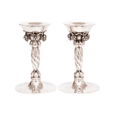 Et par store Georg Jensen druestager i 
sterlingsølv 263B. Stemplet Georg Jensen efter 
1945. God stand. H: 20,5cm
