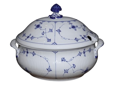 Blue Fluted Plain
Extra large soup tureen from around 1850-1880