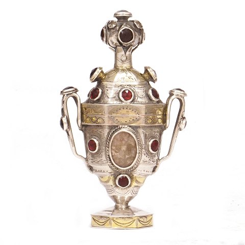 Delvist forgyldt hovedvandsæg prydet med medaljon 
og glasflusser af Poul Hansen, Tønder. H: 11,5cm