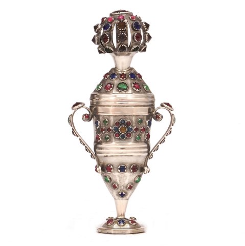 Hovedvandsæg af sølv såkaldt "100 stens æg" med 
145 glasflusser af Reimar Dietrich Dethlefsen, 
Sønderborg. H: 15,6cm