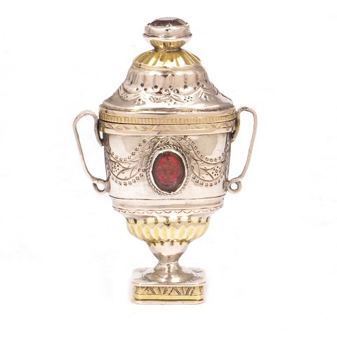 Danish silver vinaigrette by Martin Petersen 
Hommelhoff, Tønder, 1796-1827. H: 8,2cm