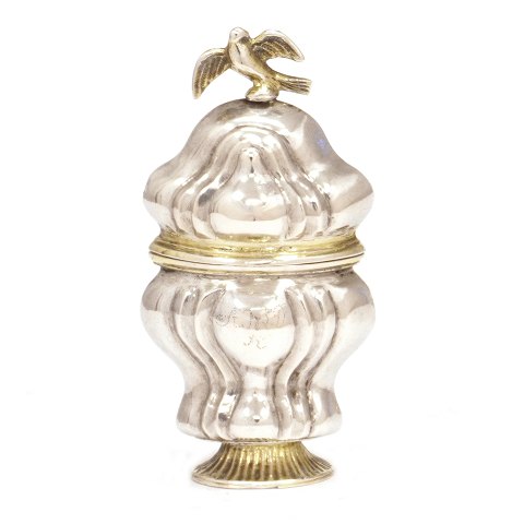 Hovedvandsæg i sølv udført af Jens Jacob Pedstrup, 
Aalborg, 1793-1829. H: 7,8cm