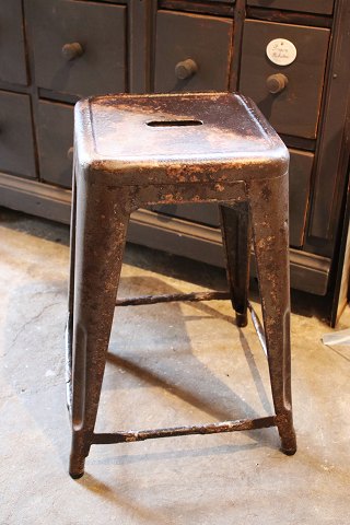 Original gammel fransk Tolix taburet med extra højde i afpudset metal med 
fantastisk fin patina. H: 55cm...