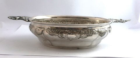 Georg Jensen. Oval sølvskål med hanke (830). Model 352. Længde uden hanke 23 cm. 
Bredde 17 cm. Produceret 1919.