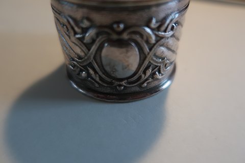 Napkin ring made of silverWith initialsDiam: 5cm W: 3,5cm In a good condition, but with a little crack at the rim (please look at the photo)