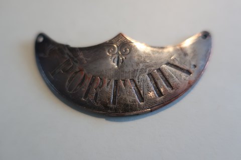 Batge for the winebottle
"Portvin" (=Portwine)
L: 6cm
W: about 3cm
In a good condition
