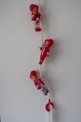 3 pixies on a string with handmade clothes H total: 134cmEach pixie 18-20cm højeSet of 3 pixies on a stringIn a very good condition
