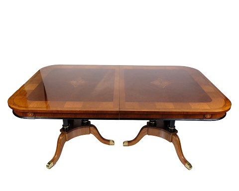 Spisebord Med Intarsia – Mahogni & Birk – Messingfødder – 2 Tillægsplader – År 
1900
Flot stand
