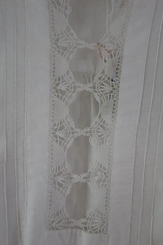 Shift / dress with long sleevesAn antique shift with hand made decorations to make the dress beautifulThe antique, Danish linen and fustian is our speciality