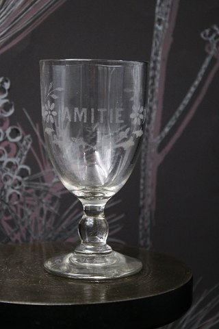 Fint gammelt Fransk souvenir vin glas med graveret skrift
"Amitie" ( Venskab )