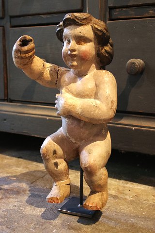 Dekorativ , antik tidlig 1800 tals Putti / engel i udskåret træ med fin original 
bemaling og patina...
