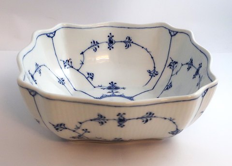 Royal Copenhagen. Musselmalet, riflet. Stor skål. Model 193.  Bredde 23 cm. (1 
sortering).