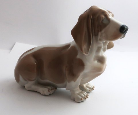 Royal Copenhagen. Porcelænsfigur. Basset hund. Model 356. Længde 17 cm. ( 2 
sortering )