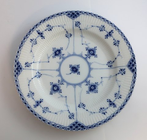 Royal Copenhagen. Musselmalet, halvblonde. Middagstallerken. Model 571. Diameter 
25 cm.  (2 sortering)