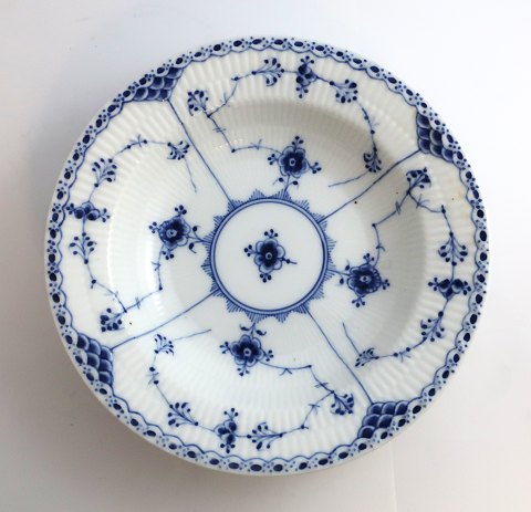 Royal Copenhagen. Musselmalet, halvblonde. Dyb tallerken. Model 566. Diameter 
21,5 cm.  (2 sortering)