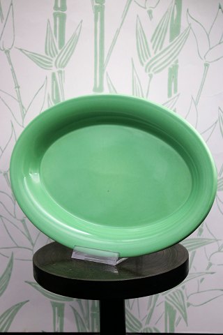 Ursula fajance oval serverings fad fra Royal Copenhagen designet af Ursula 
Munch-Petersen med lys grøn glasur. 621..