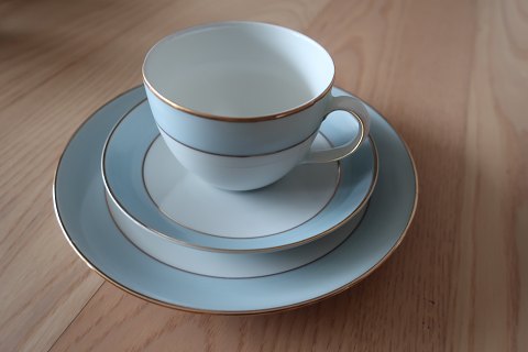 Rare coffee service from Arzberg (Germany), in total 52 itemsA good and light service: White with a wide light blue rim and 2 golden stribsFrom the Porzellanfabrik Arzberg, in 1887 established18x saucers13x cups16x tea plates+ more items