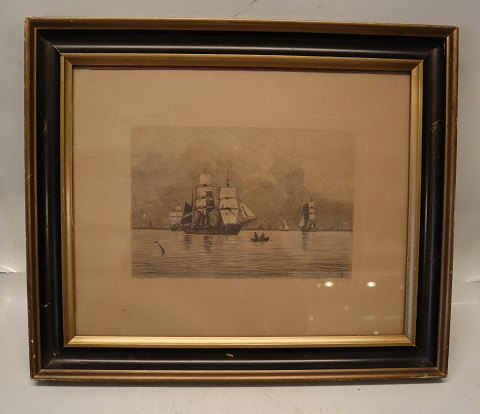 Radering: Carl Locher 1907 Marine motiv med sejlskibe 45 x 41 cm inklusiv originalt glas og guldramme