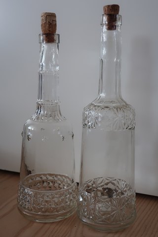 2 smukke antikke karaflerSe de smukke mønstre i glassetDet var dengang, der blev gjort noget ud af glasarbejdetH: ca. 29cmFra starten af 1900-tallet