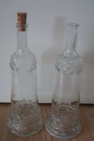 2 smukke antikke karaflerSe de smukke mønstre i glassetDet var dengang, der blev gjort noget ud af glasarbejdetH: ca. 30cmFra starten af 1900-talletSælges samlet