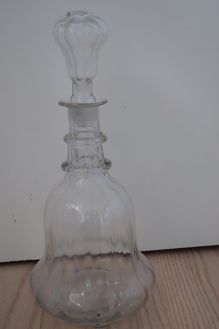 Smuk antik karaffelSe de smukke mønstre i glassetDet var dengang, der blev gjort noget ud af glasarbejdetH: ca. 30cm H. prop: 11cmFra starten af 1900-tallet
