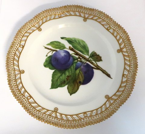 Royal Copenhagen Flora Danica, fruit plate. Lunch plate with open-work border. Design # 429/3554. Diameter 23 cm. (1 quality).