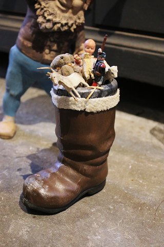Old Christmas boot in painted papier-mâché, filled with old toys. Height: 22cm.