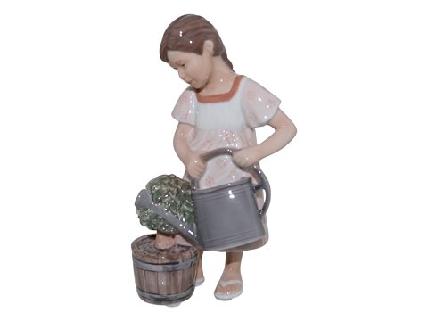 Større Royal Copenhagen figurPige i lyserød kjole vander blomster