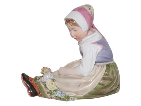 Royal Copenhagen overglasur figurPige i egnsdragt fra Sjælland