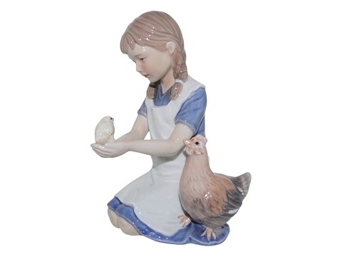 Større Royal Copenhagen figurPige med høne og kylling