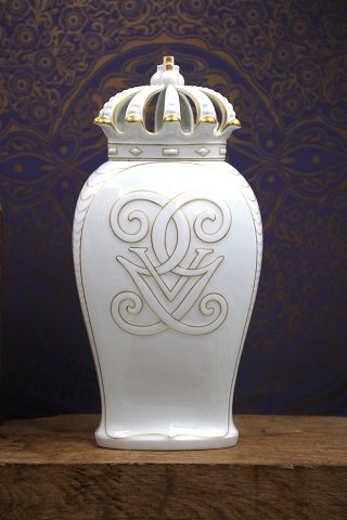 Bing & Grondahl vase / lidded jar in white porcelain with King Christian d.X