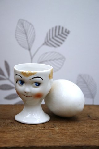 Gammelt æggebægre fra 30érne i porcelæn med bemalet sjovt ansigt.